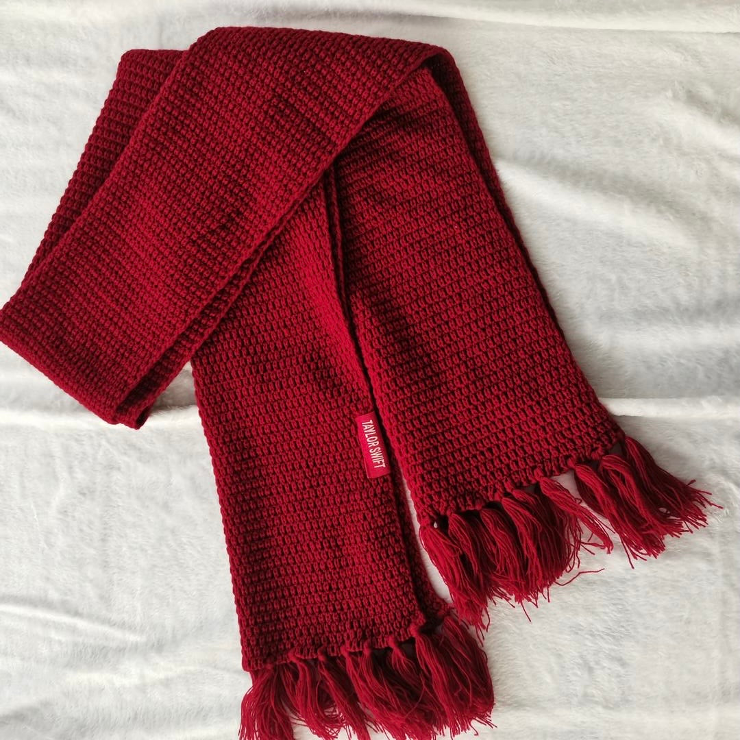 taylor swift red knitted scarf 