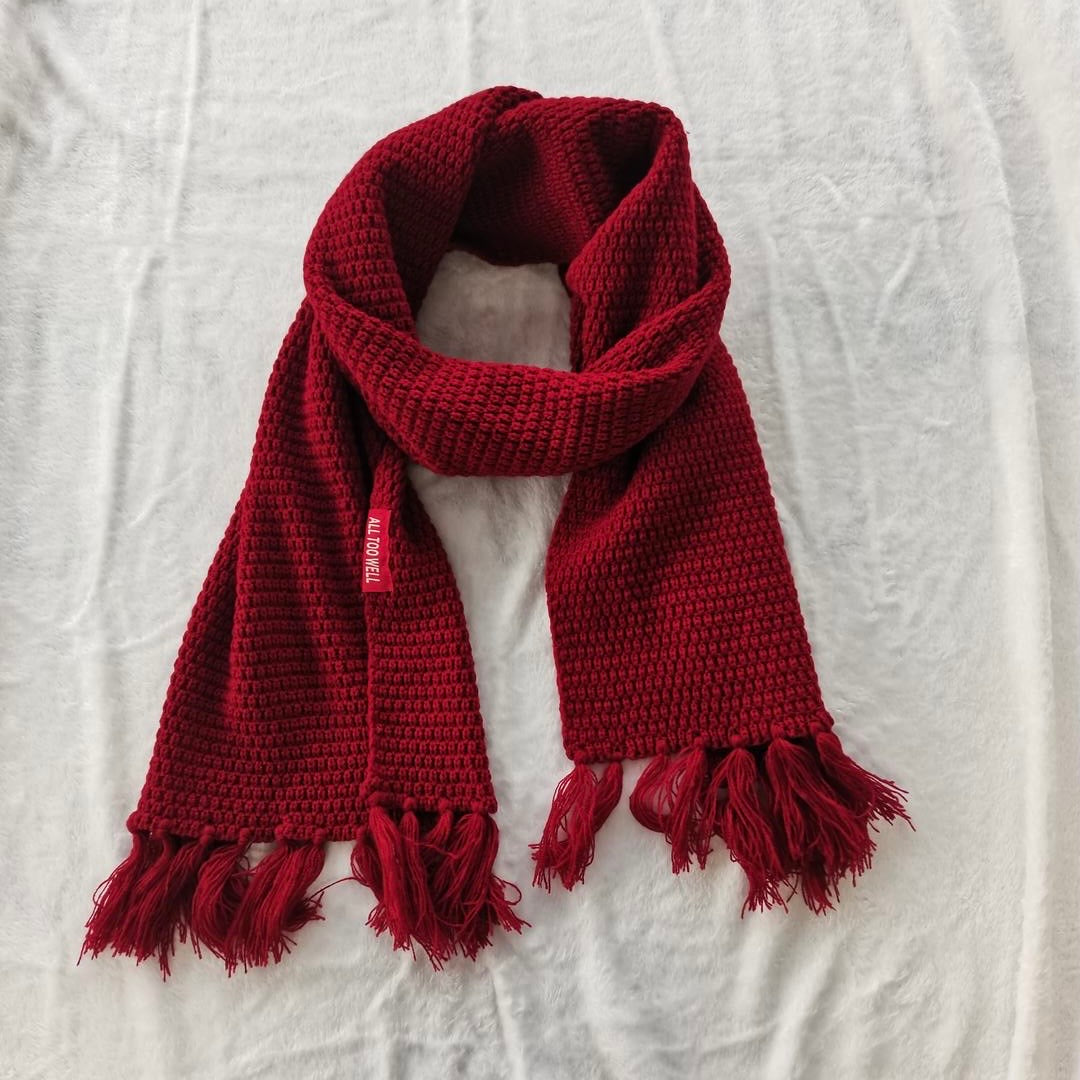 Taylor Swift knitted red scarf